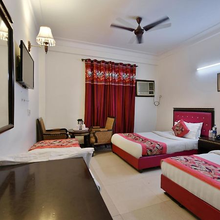 Hotel Family Spot Nuova Delhi Esterno foto